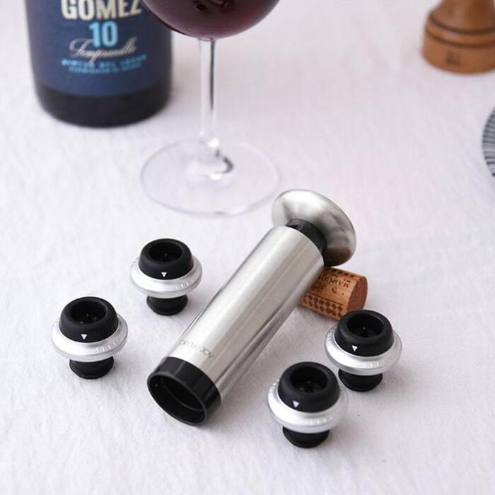 C. J. Vacuum Pump con 4 Stoppers - Gift Set